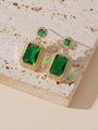 Boucles d'oreilles vintage en or avec pierres vert émeraude et halo de zircon blanc - Boucles d'Oreilles Clous Vert Émeraude (E112A)