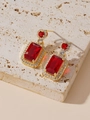 Boucles d'oreilles dorées avec pierres rouges rectangulaires et détails de halo étincelant - Boucles d'Oreilles Clous Rouge Rubis (E112B)