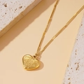 Collier avec pendentif cœur doré et gravure Middle Sister sur fond de pierre décorative - Sœur du Milieu