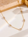 Détail d'une chaîne en or 18k avec cinq marguerites en perles sur pierre texturée - Collier Marguerite (X658) / Or