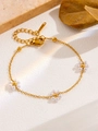 Détail du collier en acier inoxydable doré 18 carats avec de petites fleurs en perles blanches - Bracelet à Trois Fleurs (S4148) / Or