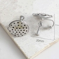 Dettaglio orecchini a clip da 20mm placcati oro 14K con disco rotondo perforato - Disco 20mm / Stile Argento (Bianco K-20mm Maglia)
