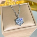 Funkelnde silberne Schneeflocken-Halskette mit Zirkonia-Steinen auf einer Schmuckbox - Silber Stil (D78)