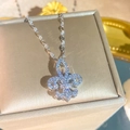 Funkelnde Halskette mit Fleur-de-Lis-Anhänger aus Titanstahl und Zirkonia für Damen - Silber