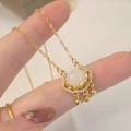 Collar de candado de ópalo dorado con detalles de circón en una cadena fina - Conector Doble Dorado