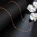 Minimalistische 18k Roségold plattierte Titanstahl Gliederkette auf schwarzem Grund - Roségoldene Lippenkette