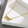Collier minimaliste doré avec numéro d'ange 222 sur fond de gypse texturé - 222 (X1114)