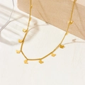 Collier en acier titane doré avec de multiples pendentifs papillons sur une pierre - Collier Multi-Papillons