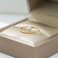 Anillo texturizado ultra fino de oro de 18 quilates con facetas en caja de raso - US 6 / Dorado
