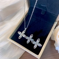 Elegante Halskette mit dreifachem Zirkonia-Blumenanhänger in einer Geschenkbox aus Silber - Silbernes Rhombus Blume Set
