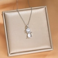 Collier avec pendentif chat en opale rose et nœud en cristal sur boîte à bijoux - Chat en Pierre d'Oeil de Chat Blanc