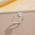 Anillo abierto ajustable en acabado plateado con diseño de racimo floral de circonita - Anillo Giratorio Plateado