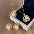 Parure de bijoux camélia dorée élégante avec perles et zircons incluant collier, bague et boucles - Collier Boucles d'Oreilles Et Bague Camélia Doré