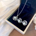 Parure camélia en perles et zircons avec collier et boucles d'oreilles argentées - Collier Et Boucles d'Oreilles Camélia Argenté