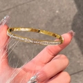 Schlanker vergoldeter Edelstahl-Armreif mit einer Reihe rechteckiger Kristalle - Einreihige Strass Sternenhimmel Stil / Gold