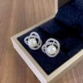 Boucles d'oreilles perles camélia argent avec pavé de zircones en boîte à bijoux - Boucles d'Oreilles Perle Camélia Argenté