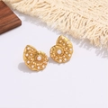 Elegante goldene Muschel-Ohrstecker mit weißen Perlen für Damen in luxuriösem Design - E2007 Perle Conch Stil