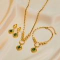 Set de joyas esmeralda cuadrada con collar, pulsera y pendientes dorados sobre seda - Conjunto de Joyas de 3 Piezas de Cuadrado Esmeralda