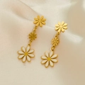 Detailansicht langer Gänseblümchen-Ohrhänger mit Vergoldung und weißem Emaille-Finish - Gänseblümchen-Ohrringe Gold (0058J)