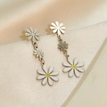 Elegante Edelstahl Gänseblümchen Ohrhänger auf champagnerfarbenem Seidenhintergrund - Gänseblümchen-Ohrringe Silber (0058Y)