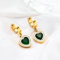 Pendientes de corazón dorados con circón verde esmeralda y cristales sobre seda blanca - Pendientes de Gota de Corazón Esmeralda