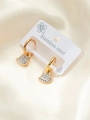 Dettaglio di orecchini a cuore in acciaio inossidabile dorato con smalto bianco e cristalli - Cuore Storto in Strass