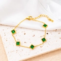 Détail d'un bracelet en chaîne dorée avec cinq pierres précieuses vertes carrées - Bracelet Zircone Verte Carré