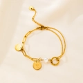 Detail van gouden gelaagde armband met muntbedel en witte parel op zijden achtergrond - Ronde Portret Kunstparel Stijl (B0095)