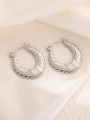Macro-opname van zilveren titanium stalen oorbellen met elegante geplooide golfstructuur - Sint-jakobsschelpplooi Stijl (BJGE0229)
