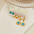 Set di tre paia di orecchini in acciaio con cerchi dorati, ciondoli a sole e borchie turchesi - Stile Sole Piccolo