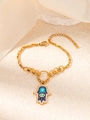 Detalle de primer plano de pulsera dorada Mano de Fátima con dijes de ojo turco esmaltado - Pulsera Mano de Hamsa Ojo Turco