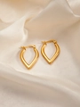 Detailaufnahme der hochglanzpolierten goldenen Tropfenohrringe auf elegantem Seidenstoff - Minimalistisches V-förmiges Offenes Design (BJGE0166)