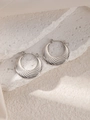 Gedetailleerde weergave van zilveren titanium stalen oorringen met schelpachtige radiale textuur - Radiale Ring Stijl (BJGE0237)