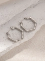 Macro-detail van zilveren zeshoekige oorringen met unieke bamboestructuur op steen - Zeshoekig Bamboe Stijl (BJGE0235)