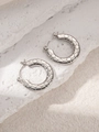 Detail van zilveren titanium stalen oorringen met getextureerd ruitvormig patroon - Ruitreliëf Stijl (BJGE0232)