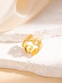 Nahaufnahme der goldenen Schmetterlingsring aus Edelstahl auf weißem Stein liegend - Offen / Goldener Schmetterlingsring