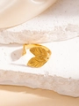 Vue macro détaillée de la texture de feuille dorée et des nervures sur la bague en acier - Ouvert / Bague Feuille d'Arbre Dorée