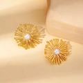 Franse vintage gouden bloem oorbellen met parels op een getextureerde beige achtergrond - Oorknopjes (E0497) / Gouden zonnebloem