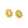 Detalle de pendientes vintage dorados con piedra ojo de gato verde claro y textura de hoja - Estilo Vintage Verde Claro