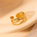 Nahaufnahme eines 18K vergoldeten Titanstahl-Rings in mehrlagigem, offenem Design - Mehrschichtiger verwobener Wickelstil (BJGR0103)