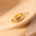 Detail eines goldenen, verstellbaren Schlangenrings mit Schuppentextur auf einer Schale - Doppellagige Schlangenschuppentextur (BJGR0102)