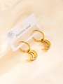Macro d'anneaux dorés en acier inoxydable avec breloques lune sur tissu en soie - Ensemble de Boucles d'Oreilles Éléments Lune