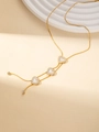 Detailansicht der Herzanhänger mit weißen Muscheln und Kristallen an goldener Kette - Herzkette (BJGN0161)