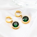 Elegantes pendientes de esmeralda dorados con cristales sobre fondo de seda blanca - Pendientes de Gota de Redondo Esmeralda