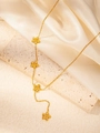 Détail du collier en titane doré avec quatre pendentifs fleurs sur tissu en satin - Collier Fleur à Glands