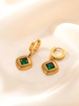 Detalle de pendientes vintage dorados con colgante de esmeralda sobre seda blanca - Pendientes de Gota de Cuadrado Esmeralda