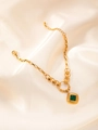 Detalle de colgante cuadrado de esmeralda en cadena de acero dorado sobre seda - Pulsera de Cuadrado Esmeralda