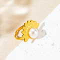 Anillo ajustable de titanio dorado con perla blanca y patrón de hoja en abanico - Anillo Abierto de Pétalo de Perla Artificial