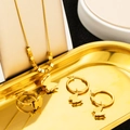 Detalle del juego de joyas de mariposa dorada con collar, pendientes y anillo mate - Conjunto de Joyas de 3 Piezas de Mariposa Mate