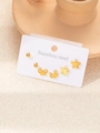 Détail du lot de 6 boucles d'oreilles en acier inoxydable doré avec papillon et fleurs - Ensemble de Clous Papillon et Fleur Ajourés